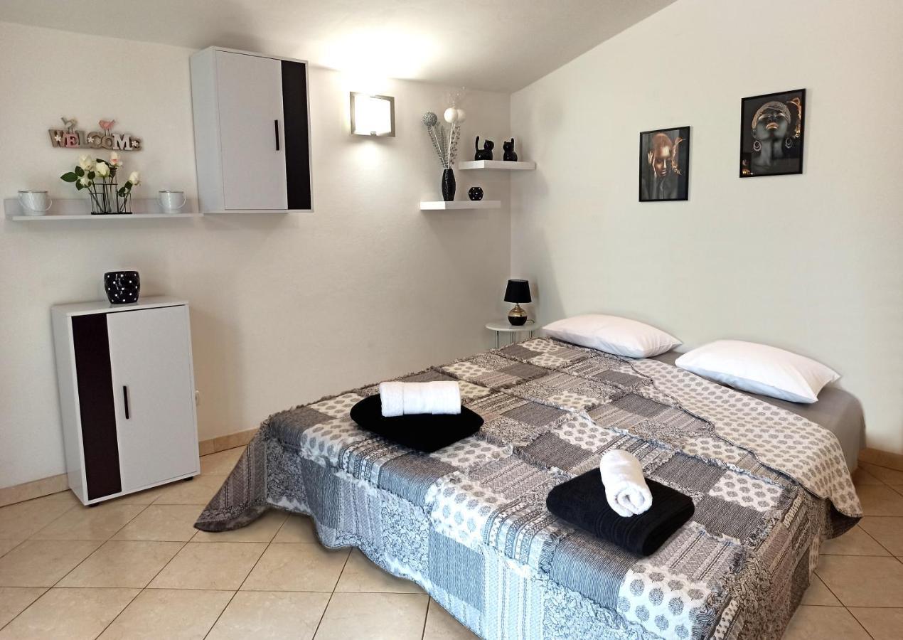 Apartman Dora Pula Exterior foto